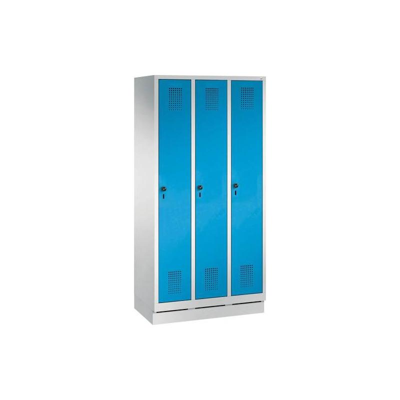 C + P Šatní skříňka 7035 / 5012 se soklem B 900 3 oddělení • Vtools.cz