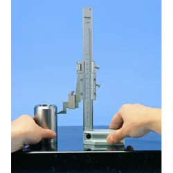 Výškoměr a orýsovací přístroj s noniem